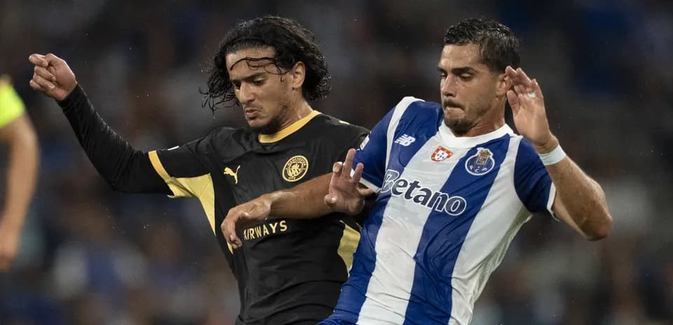 Dos jugadores luchando por el balón en el partido