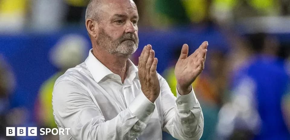Entrenador aplaudiendo en el campo de fútbol