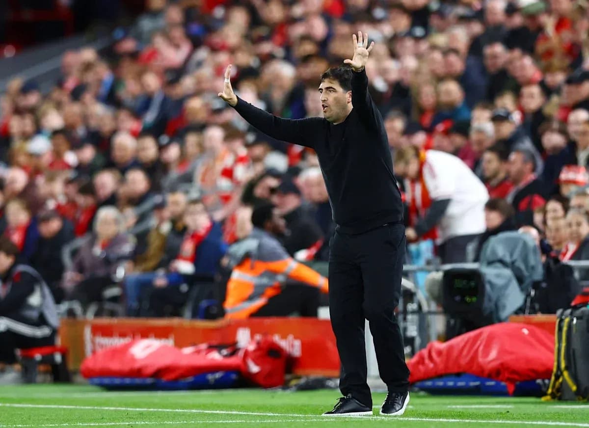 Entrenador dando instrucciones durante el partido