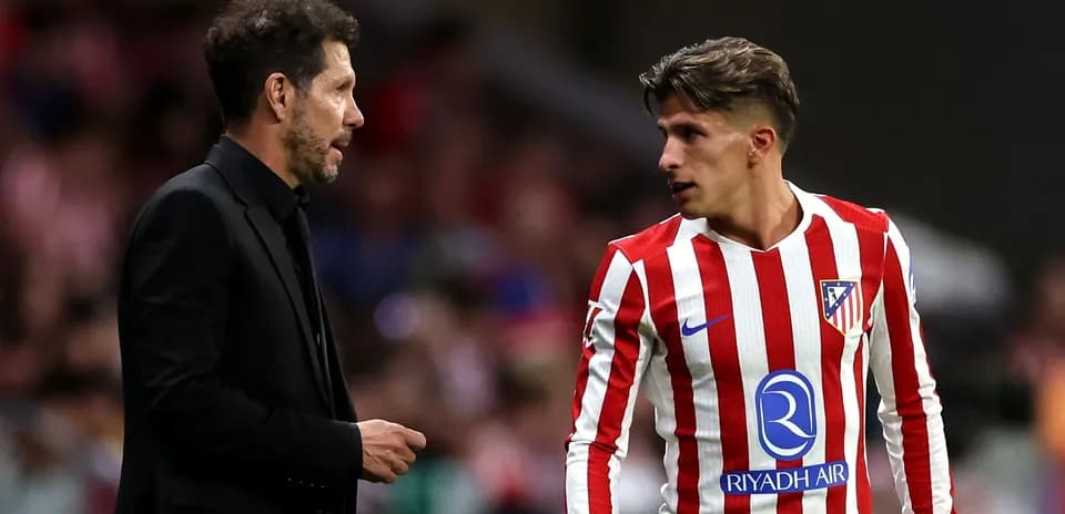 Entrenador hablando con jugador de Atlético de Madrid