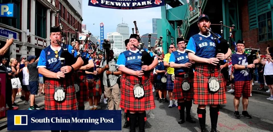 Músicos con gaitas desfilando cerca de Fenway Park
