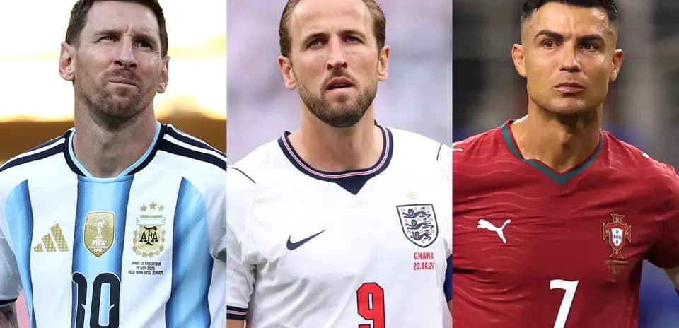 Tres futbolistas en sus camisetas nacionales