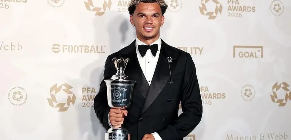 Jugador sosteniendo premio en la ceremonia de PFA Awards