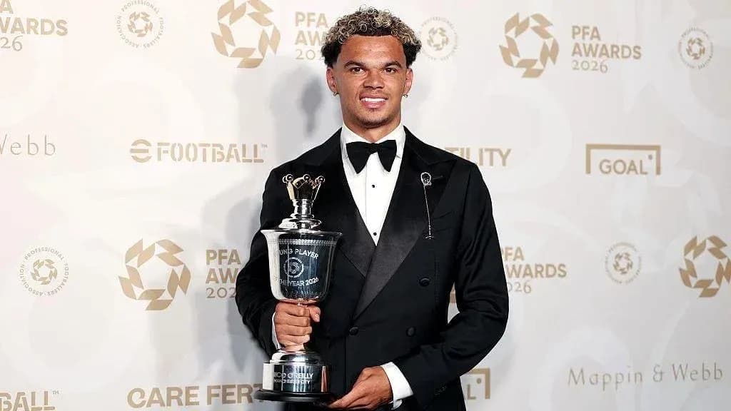 Jugador sosteniendo premio en la ceremonia de PFA Awards