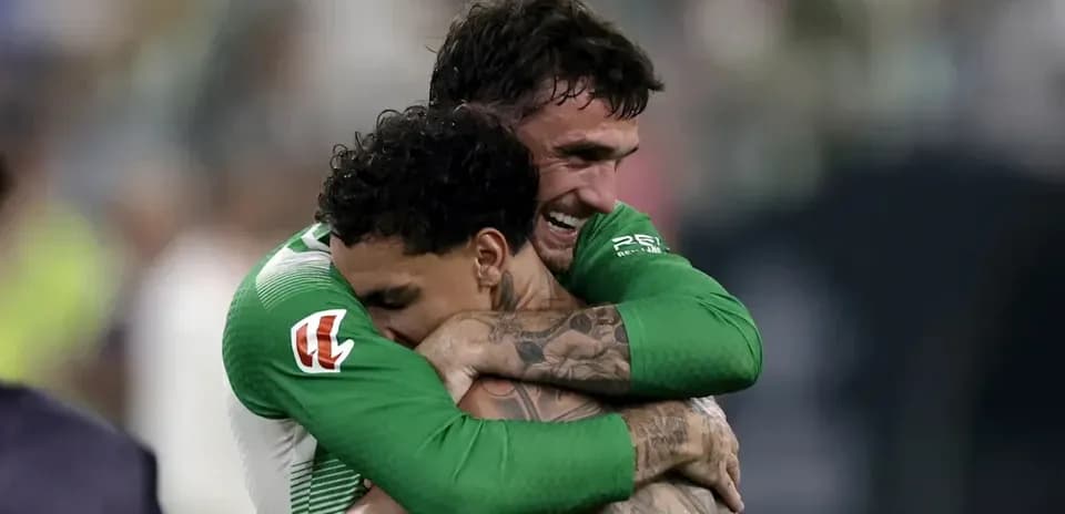Jugadores abrazándose tras el partido de fútbol