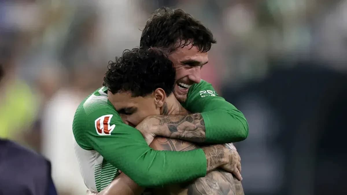Jugadores abrazándose tras el partido de fútbol