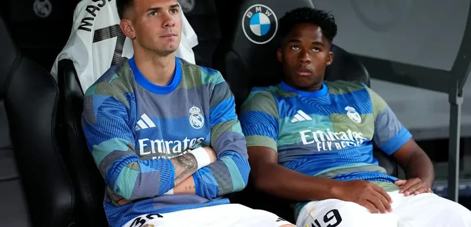 Jugadores de Real Madrid sentados en el banquillo