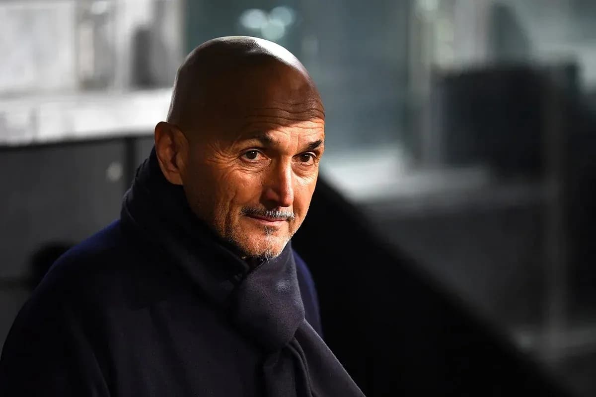 Entrenador en el banquillo durante el partido