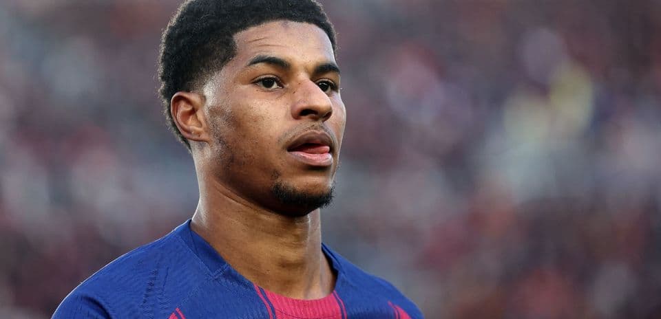 Jugador de fútbol con camiseta del Barcelona en campo