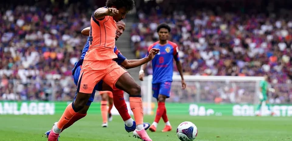 Jugador de Barcelona desafiando a oponente en partido