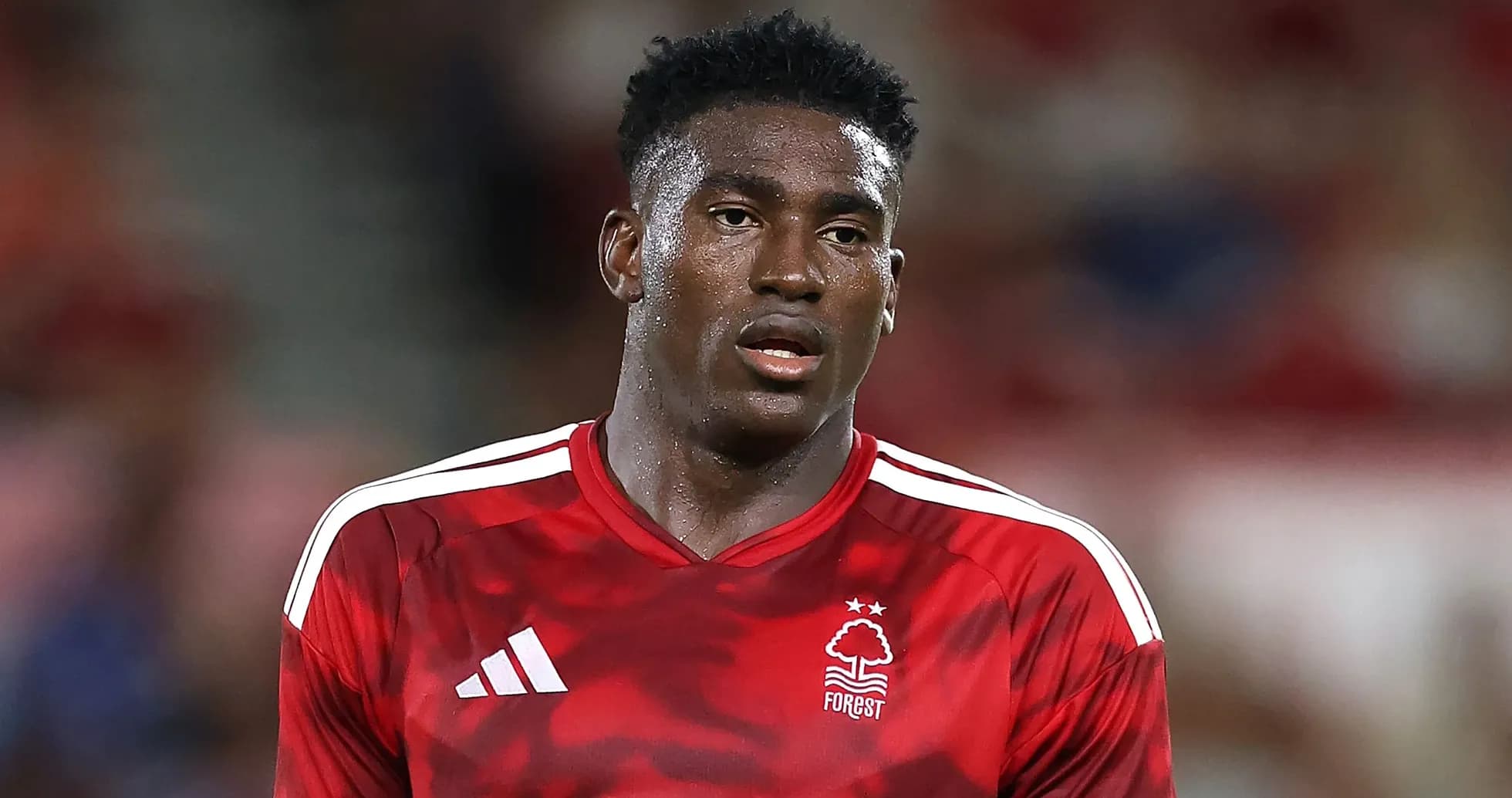 Jugador de Nottingham Forest en acción durante partido