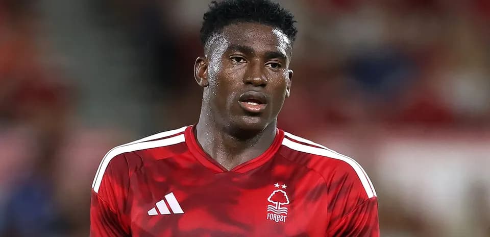 Jugador de Nottingham Forest en acción durante partido