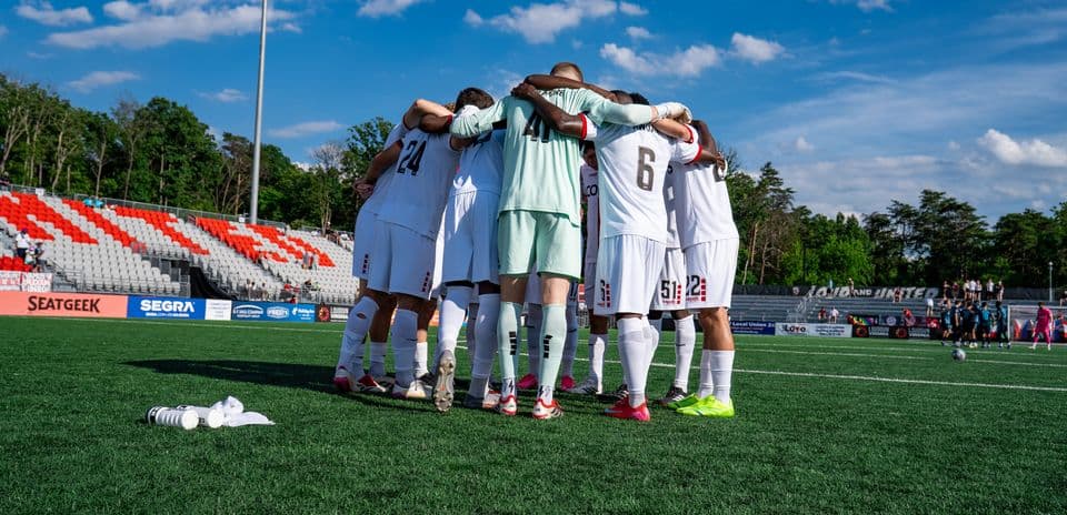 Jugadores de Loudoun United en círculo antes del partido