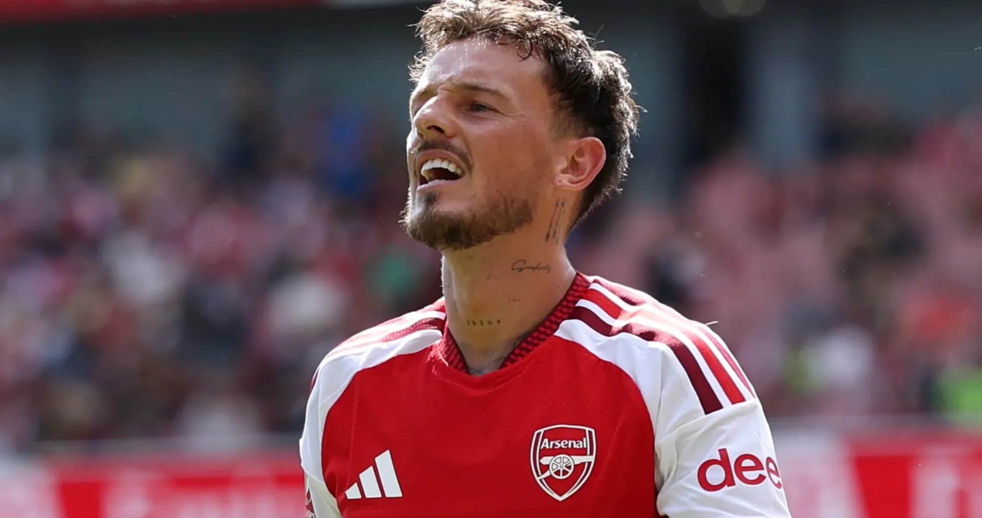 Jugador de Arsenal mostrando frustración en el campo