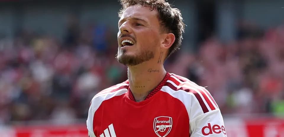 Jugador de Arsenal mostrando frustración en el campo