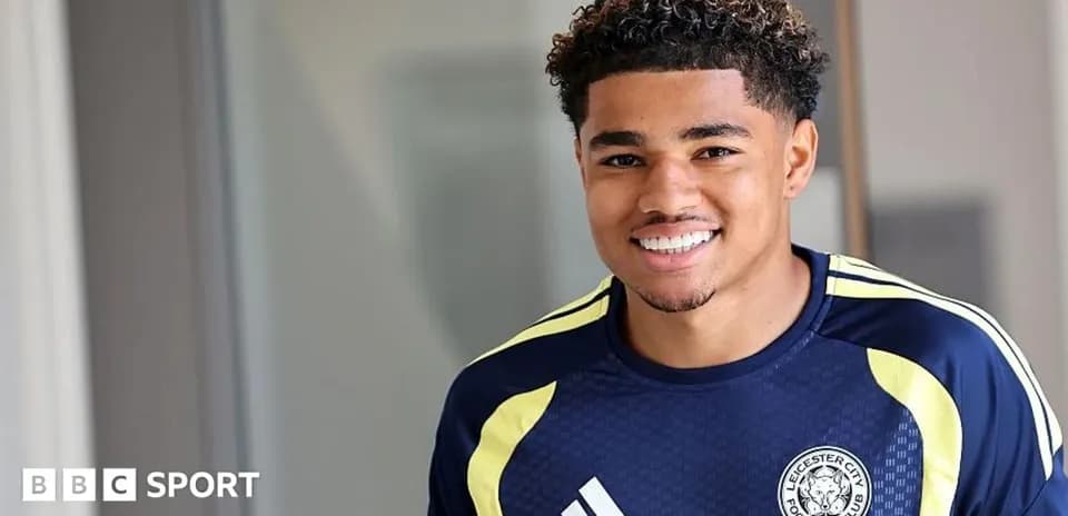 Jugador sonriente con camiseta de Leicester City