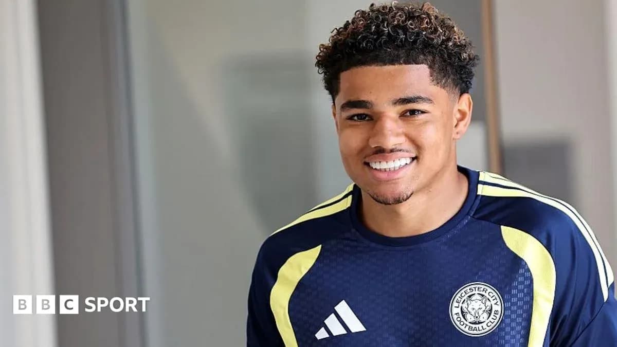 Jugador sonriente con camiseta de Leicester City