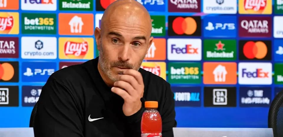 Entrenador en conferencia de prensa previa al partido