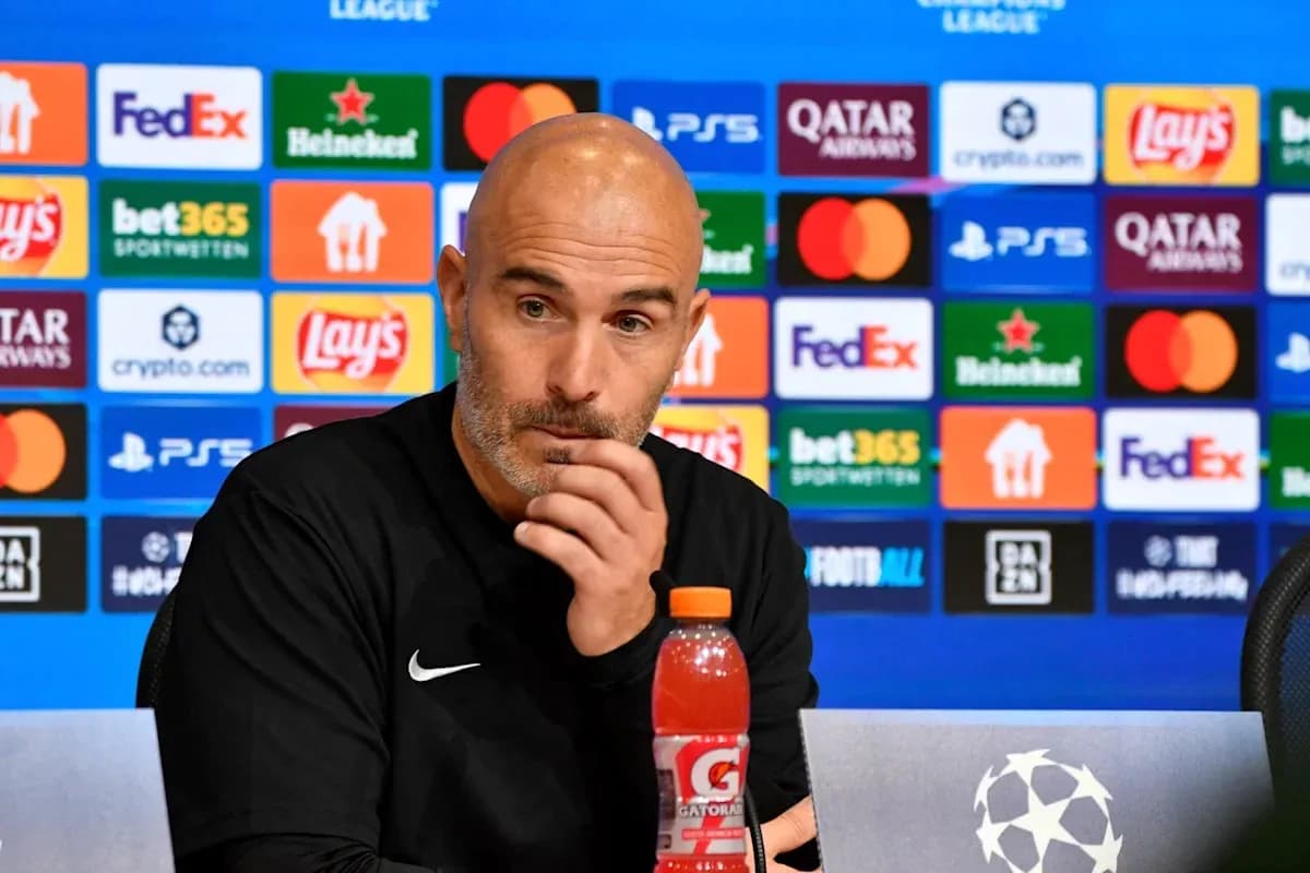 Entrenador en conferencia de prensa previa al partido