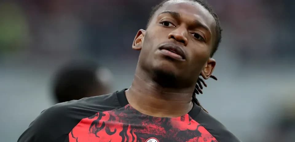Jugador del AC Milan en calentamiento antes del partido