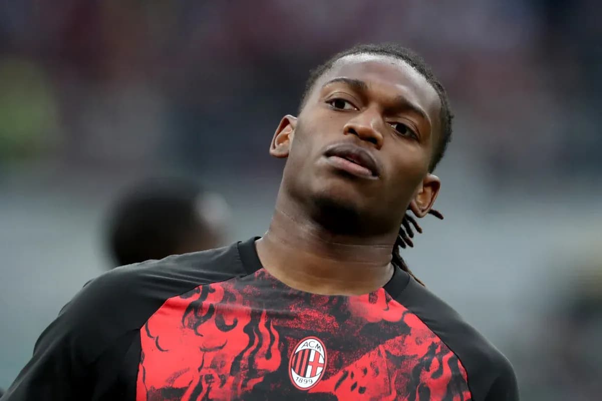 Jugador del AC Milan en calentamiento antes del partido