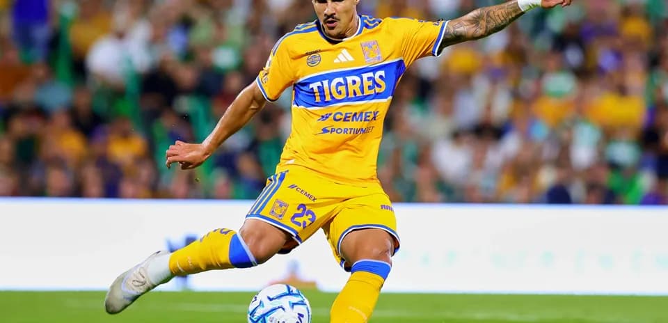 Jugador de Tigres UANL disparando el balón