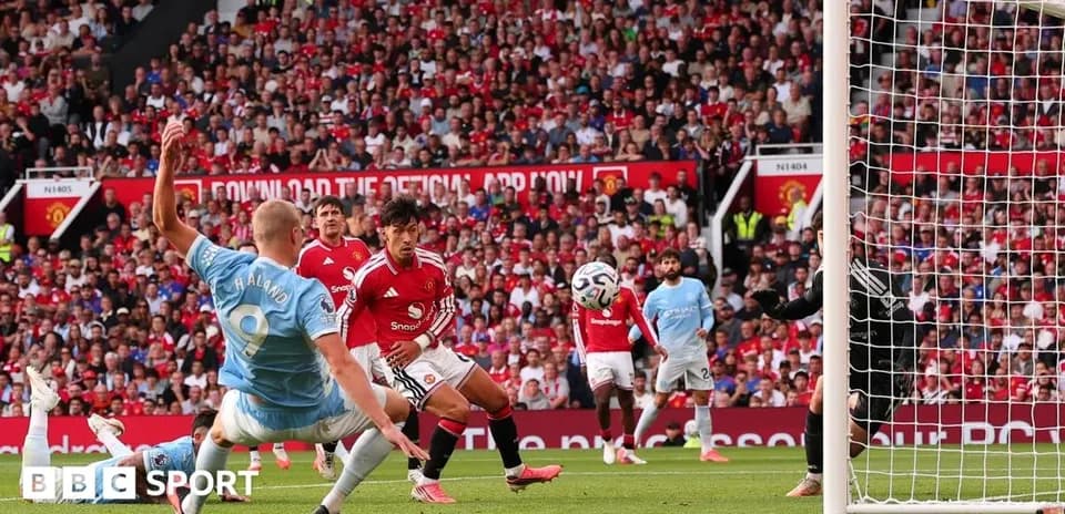 Jugador de Manchester City intenta marcar gol ante defensa