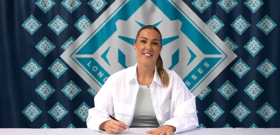 Jugadora firmando contrato en evento promocional