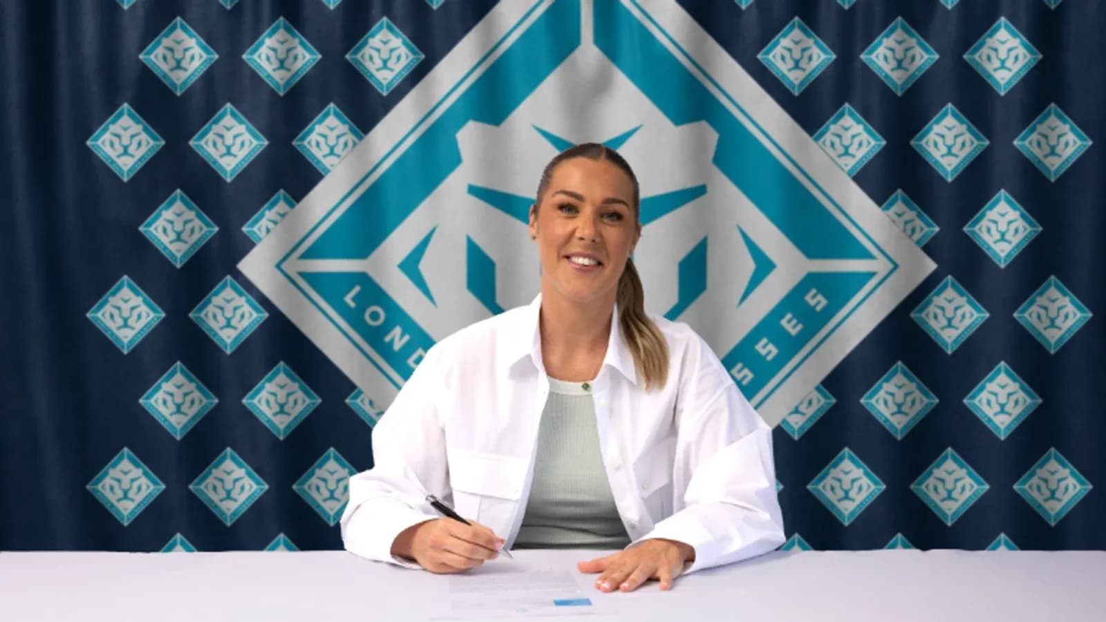 Jugadora firmando contrato en evento promocional