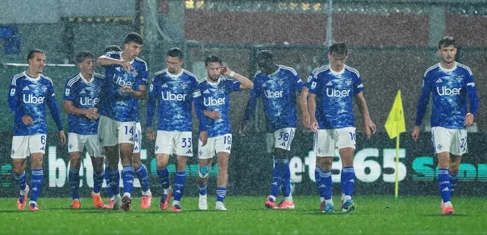 Jugadores de Como celebrando bajo la lluvia