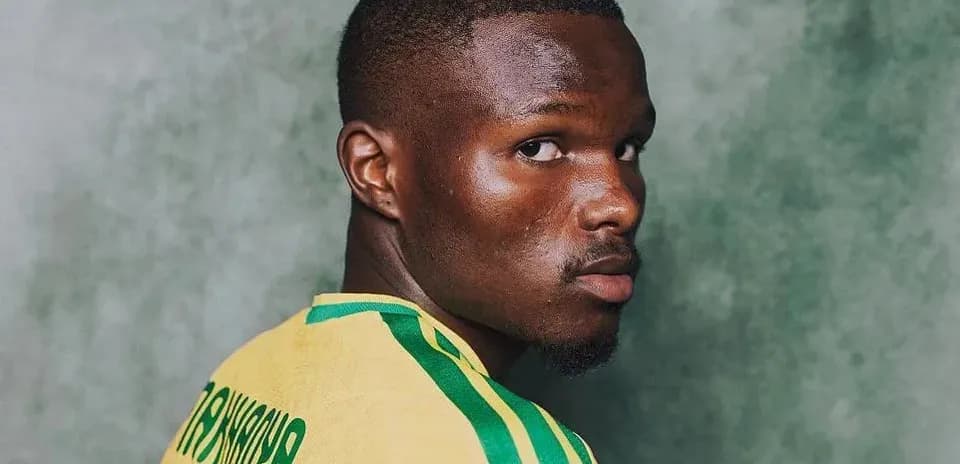 Jugador mirando hacia atrás con camiseta amarilla
