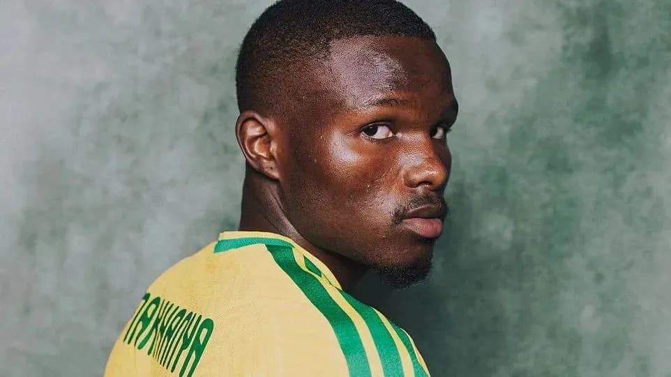 Jugador mirando hacia atrás con camiseta amarilla