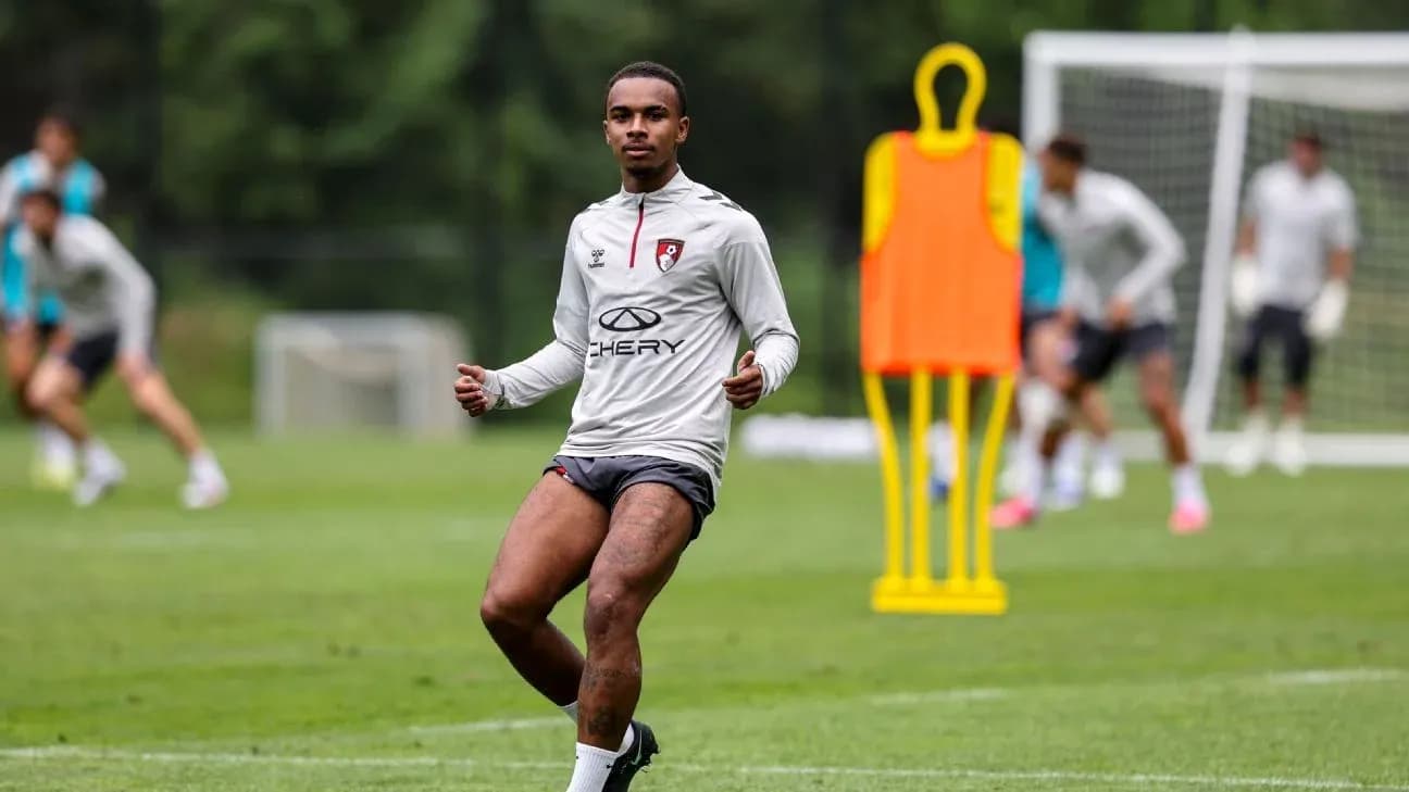 Jugador entrenando en el campo con compañeros