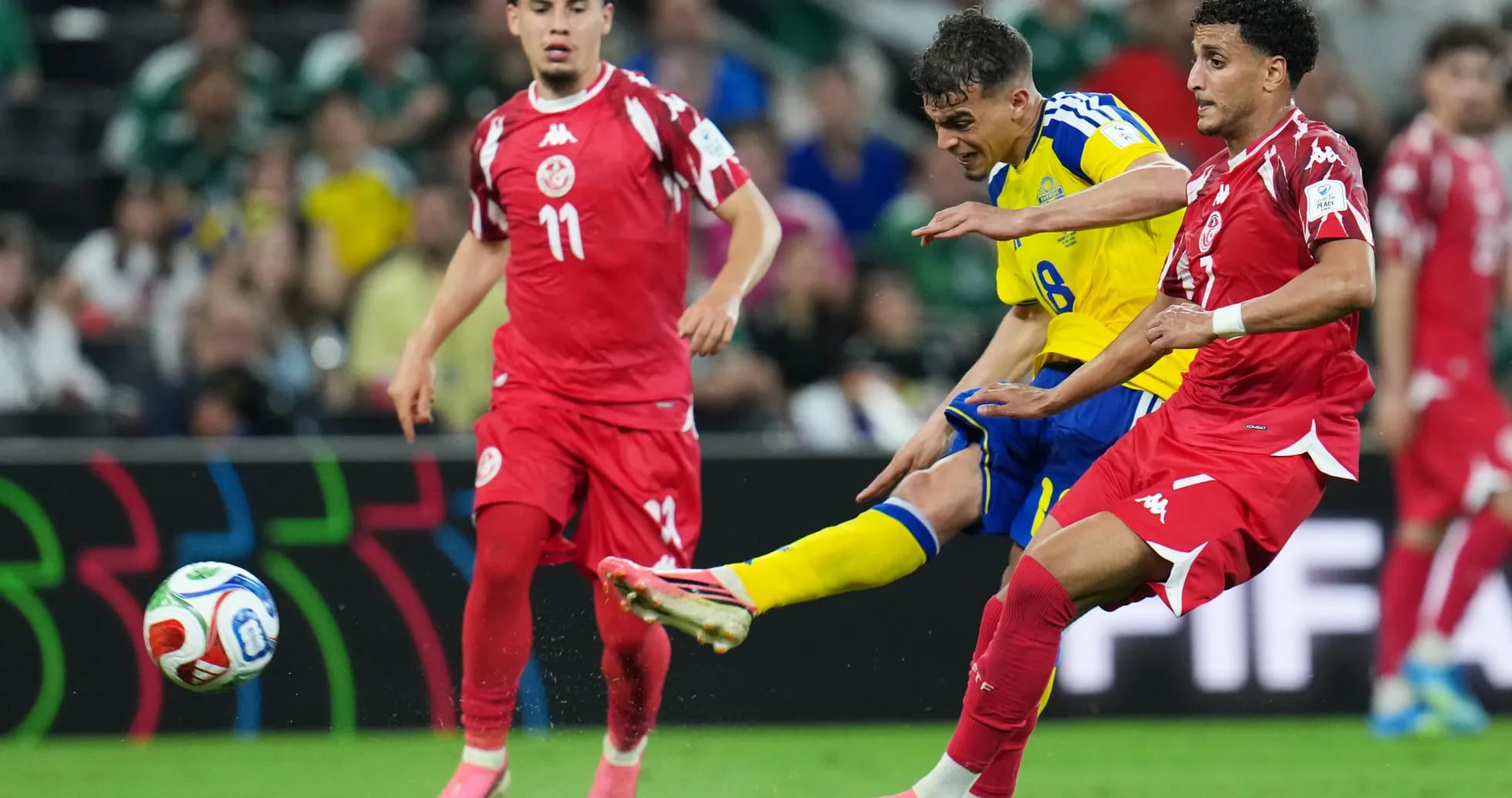 Jugador sueco dispara ante defensores tunecinos