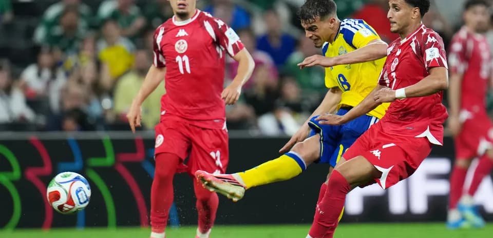 Jugador sueco dispara ante defensores tunecinos