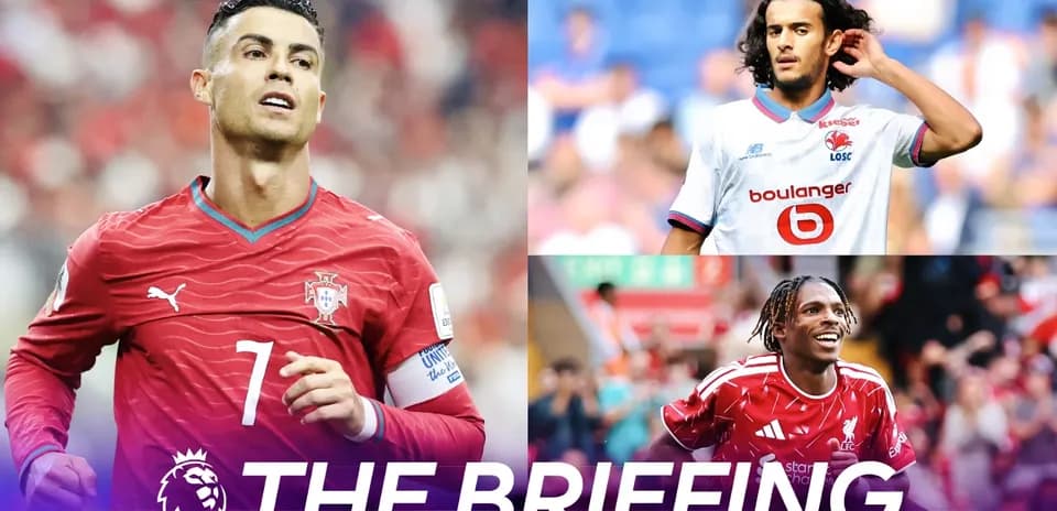 Tres jugadores de fútbol en acción durante partidos