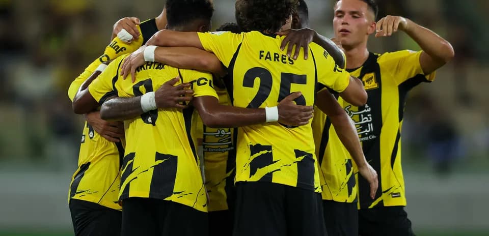 Jugadores de equipo celebrando un gol en grupo