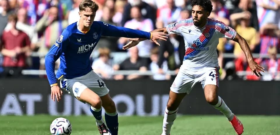 Jugador de Everton luchando por el balón con rival