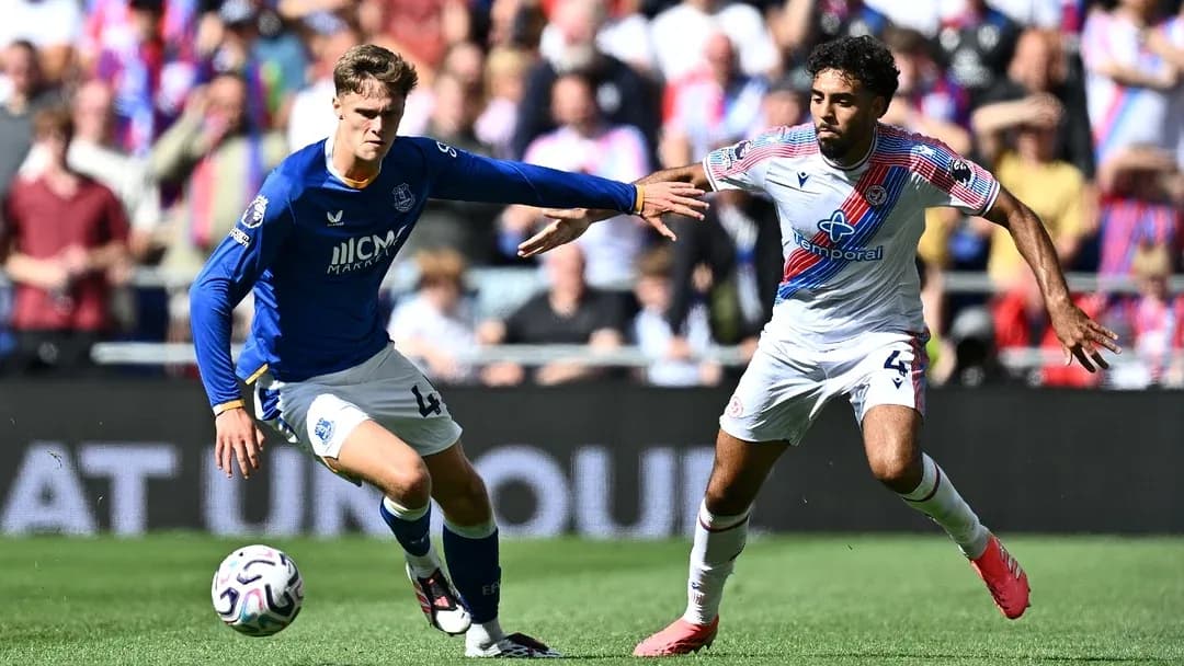 Jugador de Everton luchando por el balón con rival