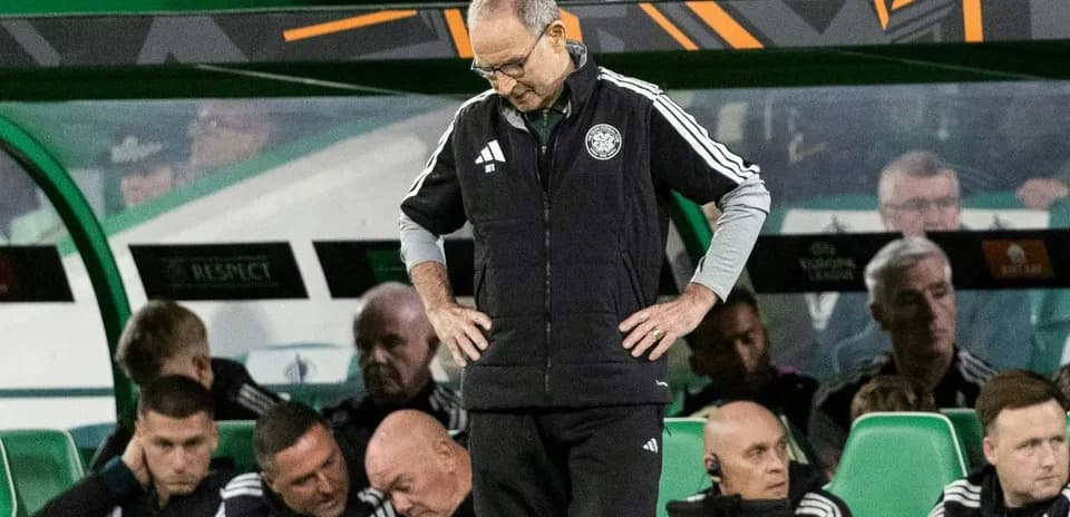 Entrenador en el banquillo durante el partido