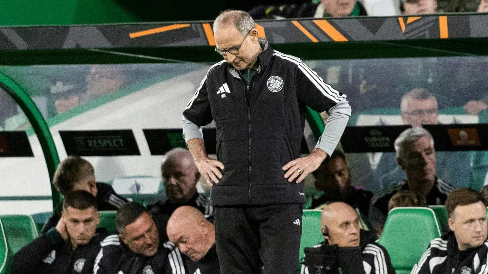 Entrenador en el banquillo durante el partido