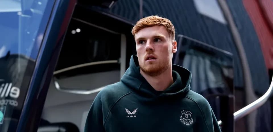 Jugador de Everton saliendo de autobús de equipo