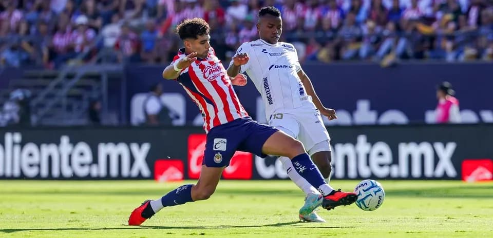 Jugador de Chivas en acción durante el partido