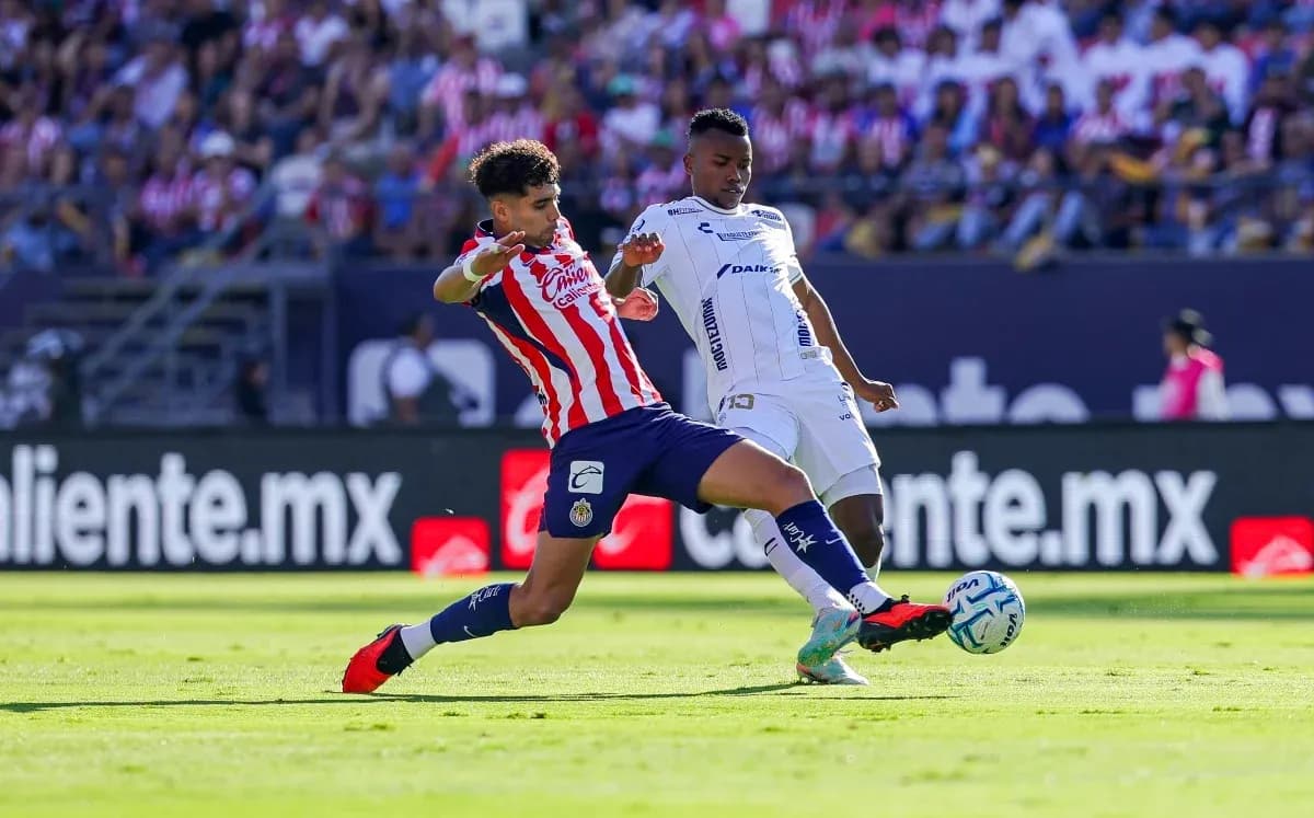 Jugador de Chivas en acción durante el partido