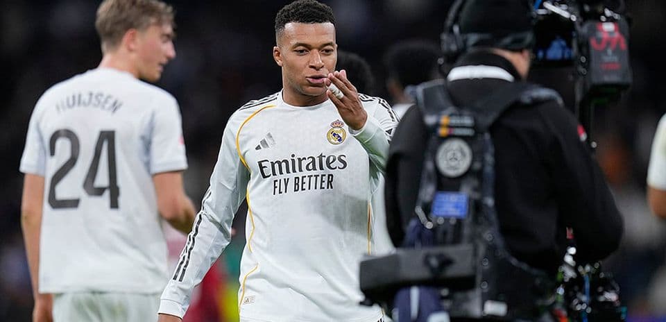 Kylian Mbappé saludando en el partido