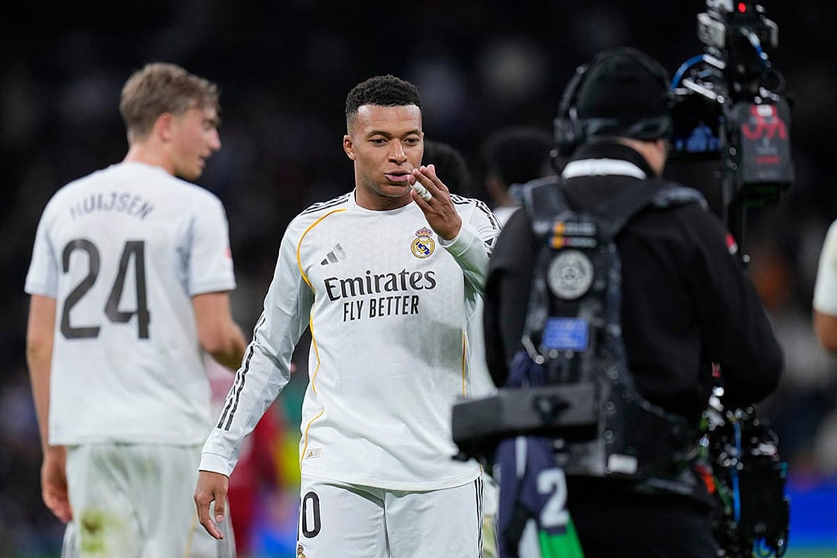 Kylian Mbappé saludando en el partido