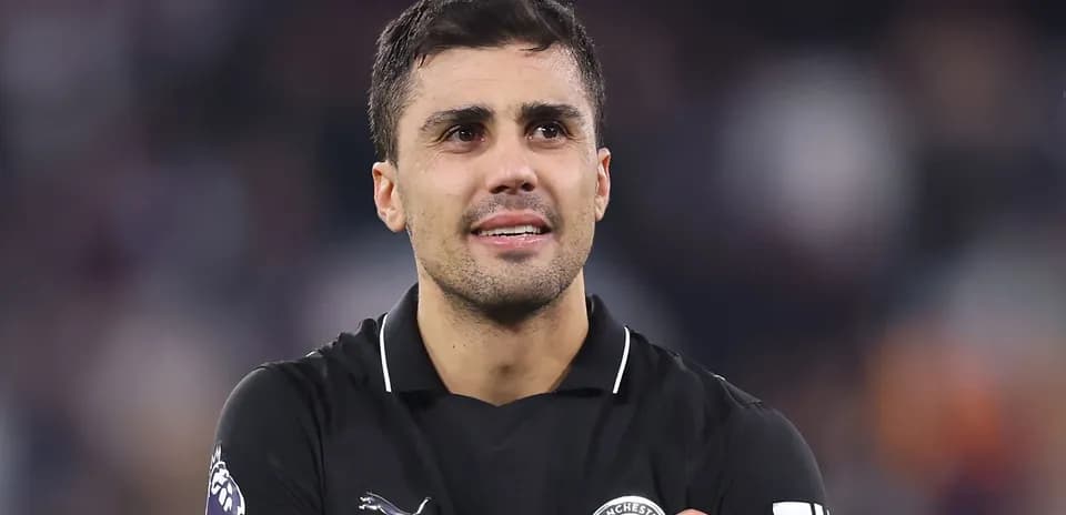 Jugador en uniforme negro durante el partido