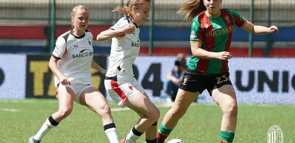 Jugadoras compitiendo por el balón en el partido
