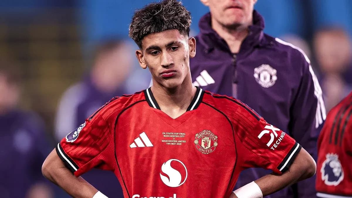 Jugador de Manchester United con camiseta roja, mirando hacia abajo