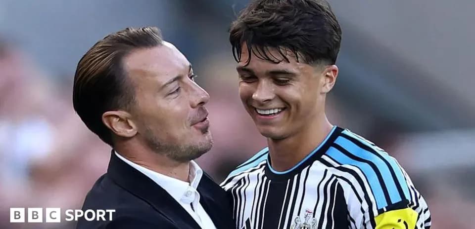 Entrenador y jugador de Newcastle celebrando juntos